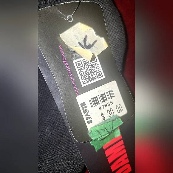 ✨️Black Beanie Hat With Red Star✨️ - Picture 2 of 2